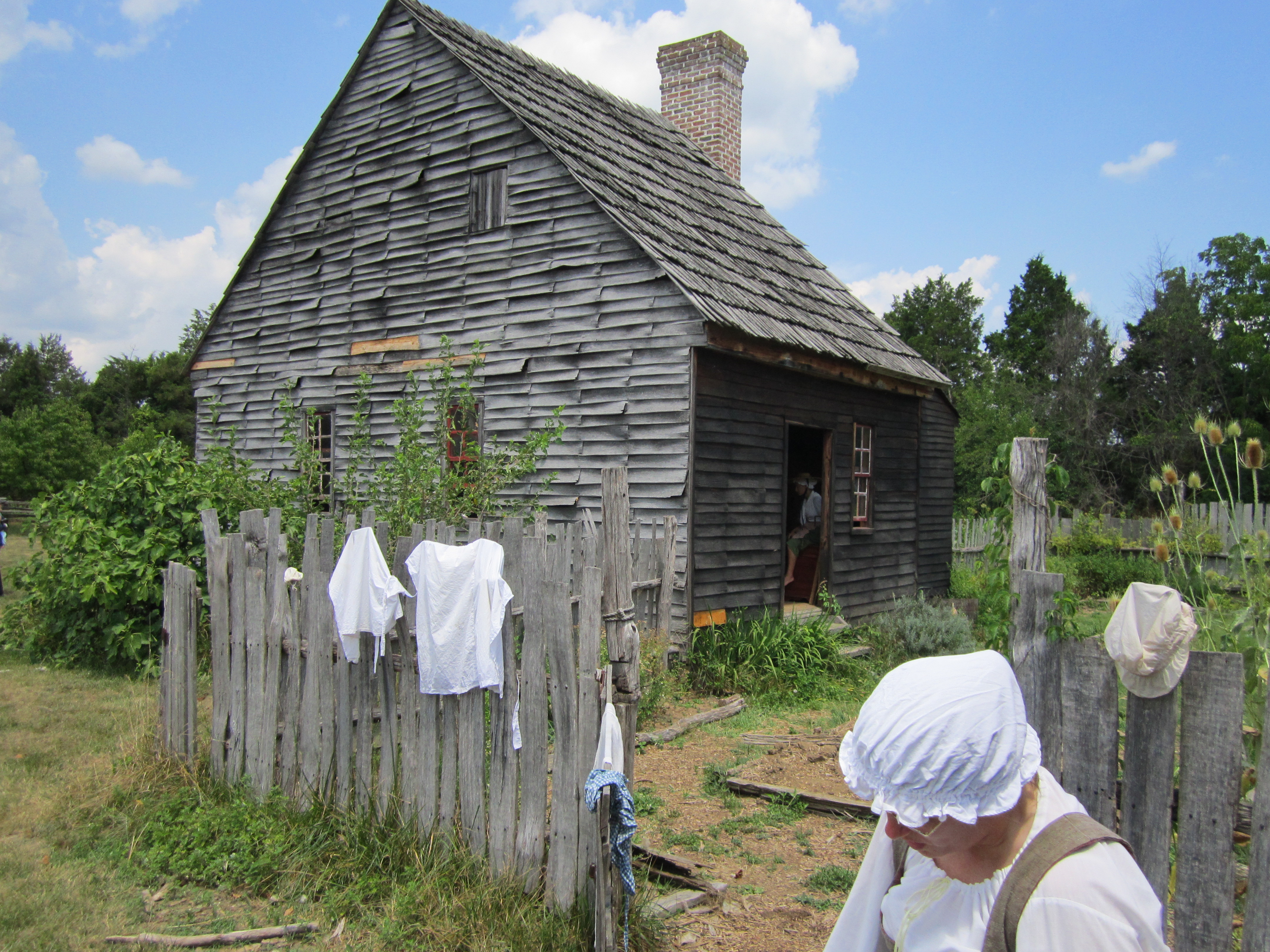 National_Colonial_Farm_Drying_Laundry